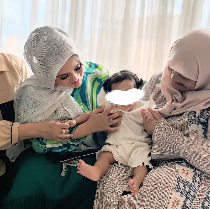 <p>Beberapa hari lalu, Zaskia Sungkar dan Irwansyah mengabarkan kehadiran bayi perempuan bernama Humaira dalam keluarga kecilnya. Meski wajahnya disembunyikan, Baby Humaira tampak begitu lucu dalam pangkuan sang nenek, Bun! (Foto: Instagram @zaskiasungkar15)</p>
