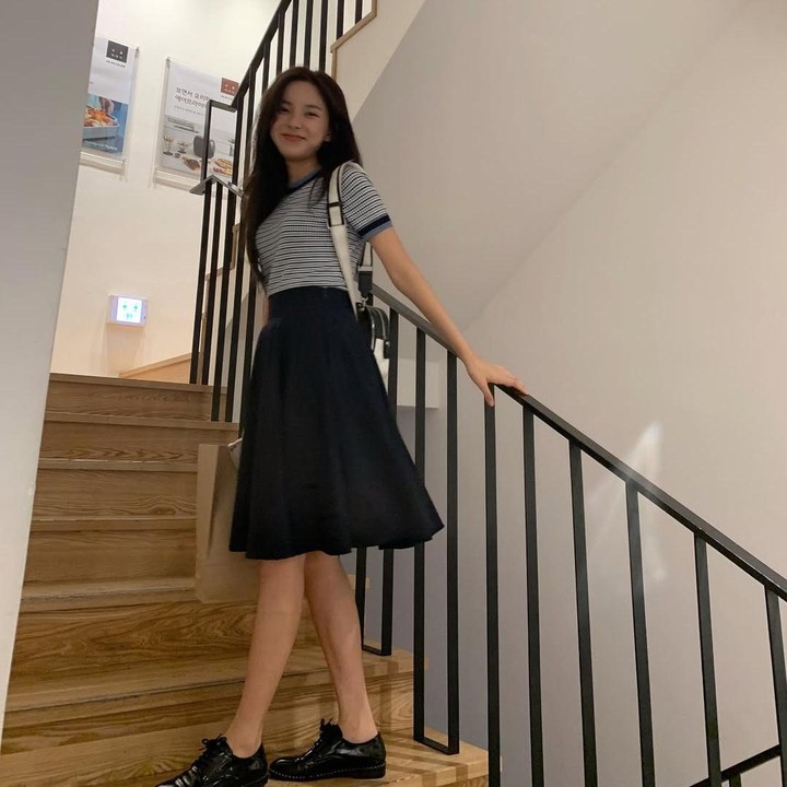 <p>Dalam berbagai unggahan yang dibagikan Shin Su Hyun di akun Instagramnya, ia kerapkali memadukan berbagai outfit, misalnya ketika mengenakan OOTD rok dan kaus hingga sepatu berwarna senada ini. (Foto: Instagram @xinsooo)</p>
