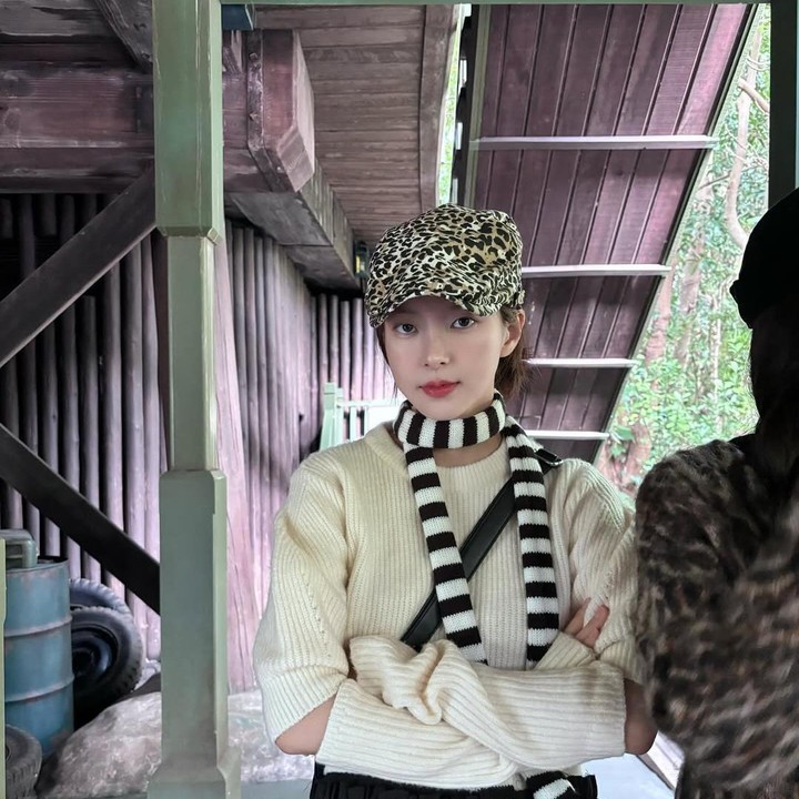 <p>Dalam <em>Study Group</em>, Shin Su Hyun berperan sebagai murid SMA bernama Lee Ji Woo. Lee Ji Woo digambarkan sebagai gadis yang pemarah, tidak dapat menoleransi ketidakadilan, serta memiliki kepribadian yang berapi-api. (Foto: Instagram @xinsooo)</p>