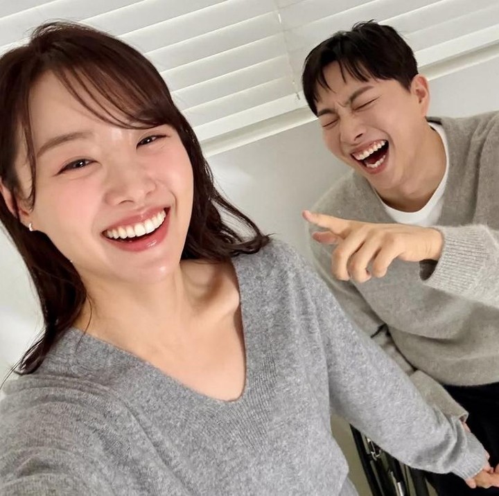 <p>Di Instagram pribadinya, Song Ji Eun sering membagikan potret manis bersama suaminya di sela-sela aktivitas sehari-hari. Dalam foto ini, mereka berpose hangat dengan tawa riang saat merayakan liburan tahun baru. (Foto: Instagram @bimil_jieun)</p>