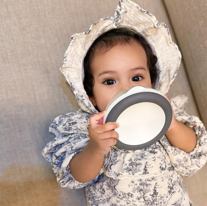 <p>Di laman selanjutnya, Zaskia menyertakan foto Humaira ketika sedang menyusu. Figur mungil dengan binar dari kedua bola mata Baby Humaira berikut tampak begitu cantik, ya Bunda. (Foto: Instagram @zaskiasungkar15)</p>