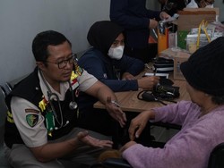 Polisi Beri Layanan Kesehatan kepada Warga Terdampak Banjir di Kalideres