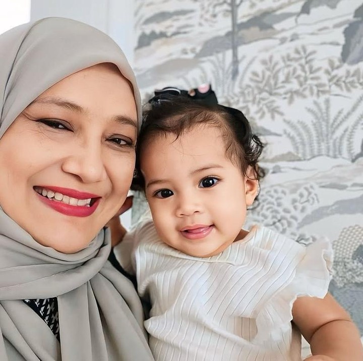 <p>Fanny Bauty, ibu Zaskia Sungkar, juga tak mau ketinggalan mengabadikan momen manis bersama Baby Humaira. Potret hangat antara nenek dan cucu perempuan ini berhasil mencuri perhatian publik dan mendapatkan reaksi hangat. (Foto: Instagram @zaskiasungkar15)</p>