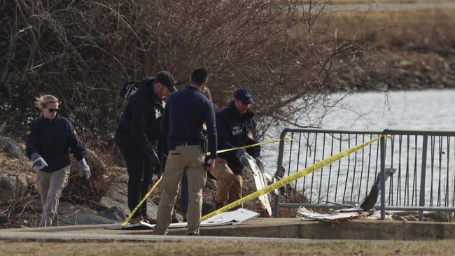 Jenazah kru helikopter militer Amerika Serikat Black Hawk ditemukan usai tabrakan dengan pesawat penumpang American Airlines di atas Sungai Potomac, Washington.