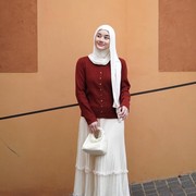 Get The Look: Gaya Simple nan Anggun dengan Knitwear ala Dinda Hauw