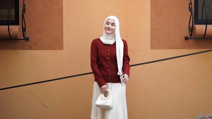 Get The Look: Gaya Simple nan Anggun dengan Knitwear ala Dinda Hauw