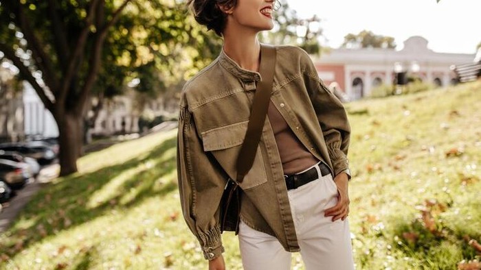 Gunakan Outfit yang Tepat/ Foto: freepik.com/lookstudio