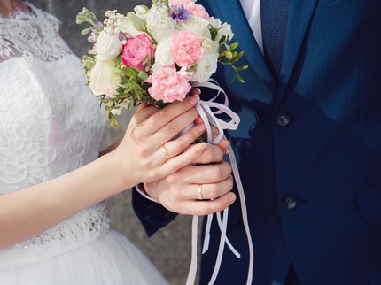 Kisah Perempuan Nyatakan Cinta & Nikah dengan Pria yang Menabraknya dengan Mobil