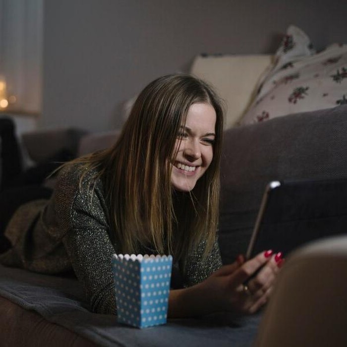 Sebuah studi mencatat bahwa mengendalikan lingkungan seperti dengan memilih serial TV yang mudah ditebak bisa meredakan gejala emosi seseorang.