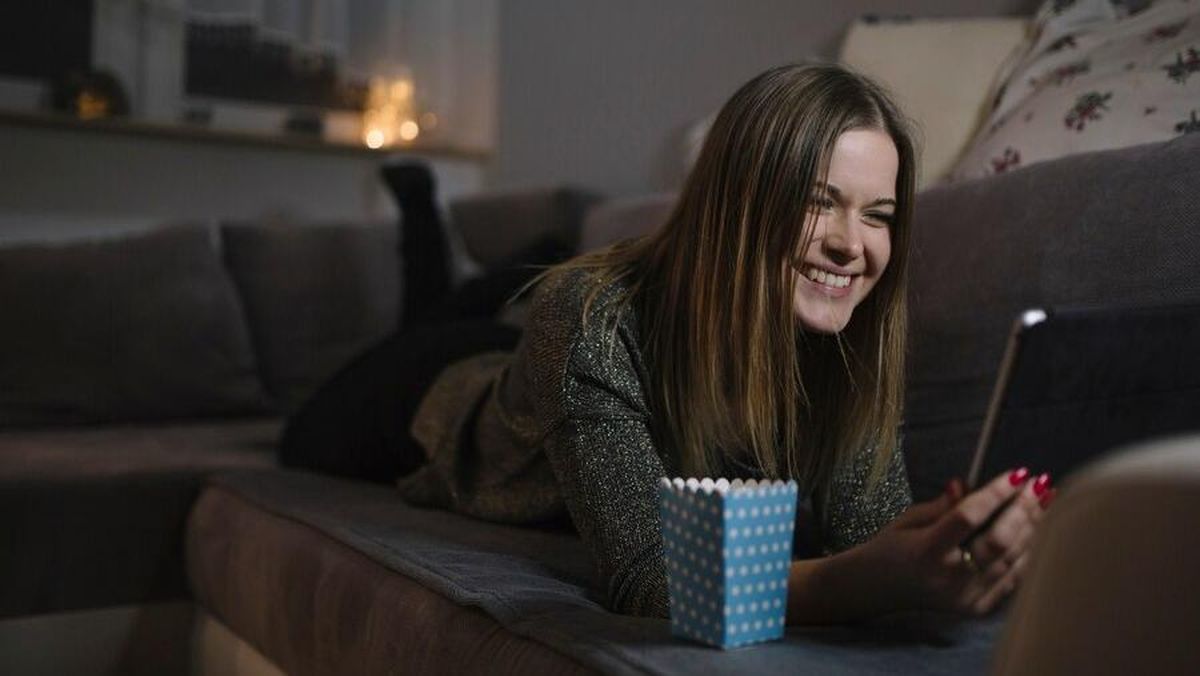 6 Tipe Kepribadian Orang yang Suka Nonton Ulang Serial Favorit