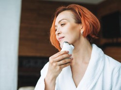 Beauty Tools Viral yang Menjanjikan Glass Skin Kini Dilaporkan Berbahaya