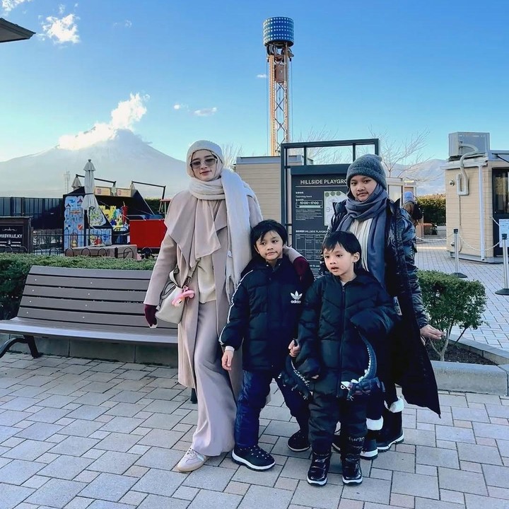 <p>Namun, perempuan 31 tahun ini tidak liburan sendiri. Inara juga mengajak ketiga anaknya, Starla Rhea Idola Virgoun, Faith Lee As Syair Virgoun, dan Terang Sharique Virgoun. (Foto: Instagram@mommy_starla)</p>