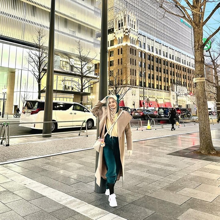 <p>Tak disangka ternyata semua pakaiannya langsung dibawa ke Osaka. "Daaann karena Yuni enggak tahu bahwa kita harus menginap satu malam lagi di Asakusa Tokyyo, akhirnya baju-bajuku enggak ada yang tersisa," tuturnya. (Foto: Instagram@mommy_starla)</p>