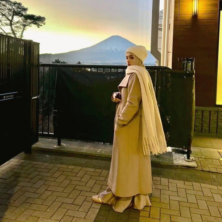 <p>Momen liburan itu dibagikan langsung oleh Inara melalui beberapa potret yang diunggah di akun Instagram pribadi. Pada <em>postingan</em> itu, ia pun kerap menampilkan <em>outfit out the day</em> (OOTD) yang kece. (Foto: Instagram@mommy_starla)</p>