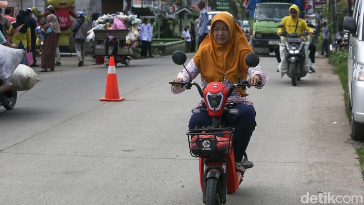 Warga menaiki sepeda listrik di Kecamatan Solear, Tangerang, Jumat (31/1/2025). Seperti kendaraan lain, pengendara sepeda listrik wajib melengkapi diri dengan peralatan berkendara. Sejumlah fitur di kendaraan listrik juga harus berfungsi untuk memastikan keamanan dan kenyamanan pengendara serta pengguna jalan lain.
