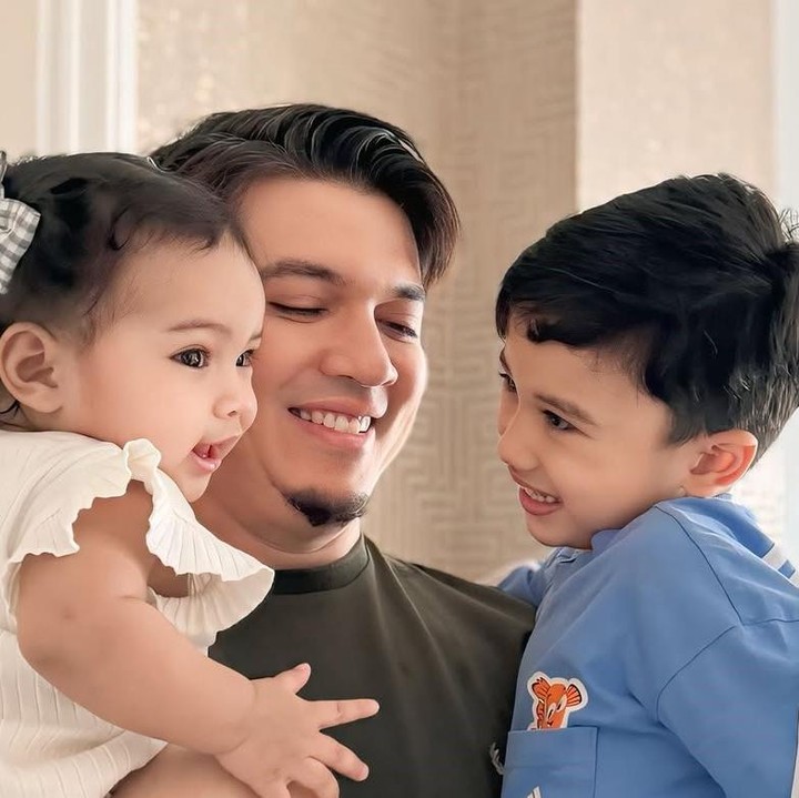 <p>Irwansyah, sang suami, juga tak kalah bahagia menyambut anggota keluarga baru. Aktor ini terlihat menggendong Baby Humaira sambil memeluk putra sulungnya, Ukkasya, dengan senyuman tulus di wajahnya. (Foto: Instagram @zaskiasungkar15)</p>
