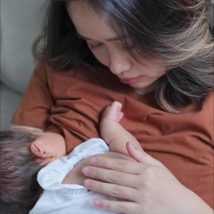 <p>Istri Arif Hidayat ini juga menunjukkan foto bareng putrinya yang sedang menyusu di instagram story. Meski tak mudah menjadi ibu tapi Gritte begitu menikmati peran barunya itu penuh kebahagiaan. (Foto:@gritteagathaa)</p>