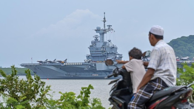 FOTO: Kapal Induk Terbesar dan Termodern Prancis Bersandar di Lombok