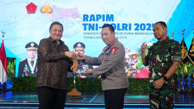 Menko Perekonomian, Airlangga Hartarto mendorong agar kementerian yang dipimpinnya memperkuat sistem pertahanan keamanan negara dan mencapai kemandirian bangsa.