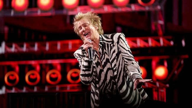 Rod Stewart performs during the FireAid benefit concert for Los Angeles wildfire relief efforts in Inglewood, California, U.S., January 30, 2025. REUTERS/Mario Anzuoni