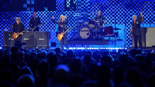 Vokalis Green Day Billie Joe Armstrong juga mengajak seorang penonton bernyanyi bersama di atas panggung.