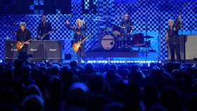 Vokalis Green Day Bentangkan dan Cium Bendera Merah Putih saat Konser