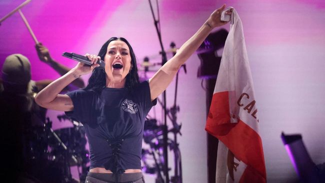 Katy Perry dijadwalkan terbang ke luar angkasa pada Senin (14/3) waktu Amerika Serikat.