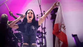 Link Live Streaming Peluncuran Katy Perry ke Luar Angkasa