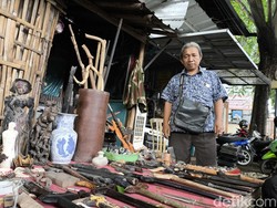 Cerita Icharuban Puluhan Tahun Jualan Barang Antik di Cirebon