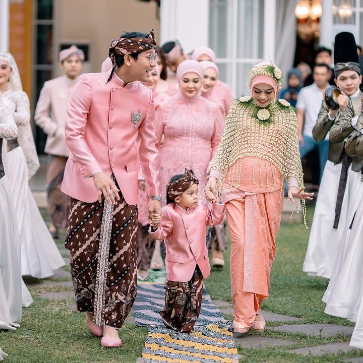 <p>Sebelum melahirkan anak keduanya, Lesti Kejora juga sempat mengadakan acara tasyakuran kehamilannya. Acara ini digelar bersamaan dengan gender reveal anak keduanya yang berjenis kelamin perempuan. Di acara ini, Lesti bersama suami dan putra pertamanya mengenakan tiga baju berbeda. Pertama adalah pakaian bernuansa warna putih dan abu-abu, serta pakaian adat Sunda berwarna biru dan merah muda. Lesti dan sang suami Rizky Billar mengadakan acara tasyakuran di area <em>outdoor</em> dengan menggunaan dekorasi bunga berwarna-warni. (Foto: Instagram @lestikejora)</p>