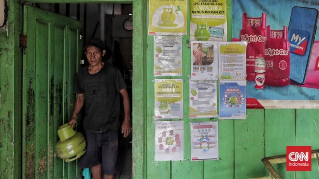 Suasana pangkalan gas elpiji bersubsidi 3 kilogram dan warga yang membeli gas di salah satu pangkalan gas di Jakarta, Jumat, 31 Januari 2025. CNNIndonesia/Adhi Wicaksono