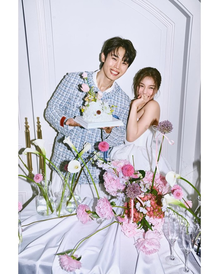 Menjelang pernikahan, Ailee membagikan hasil pre-wedding di Instagramnya. Ia dan Choi Si Hun tampil dalam berbagai gaya, dari tuksedo klasik dan gaun elegan hingga busana santai dan kasual./ Foto: instagram.com/aileeonline