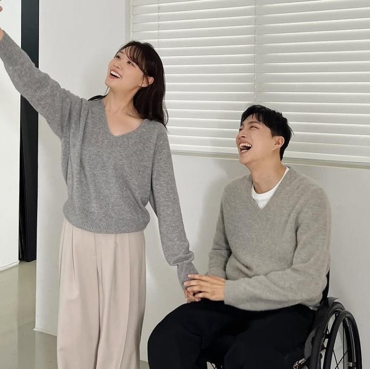 <p>Pasangan suami istri yang menikah pada Oktober 2024 ini selalu mengungkapkan cinta tulus mereka. Park Wi bahkan menyebut Song Ji Eun sebagai anugerah terbaik dalam hidupnya, Bunda. (Foto: Instagram @bimil_jieun)</p>