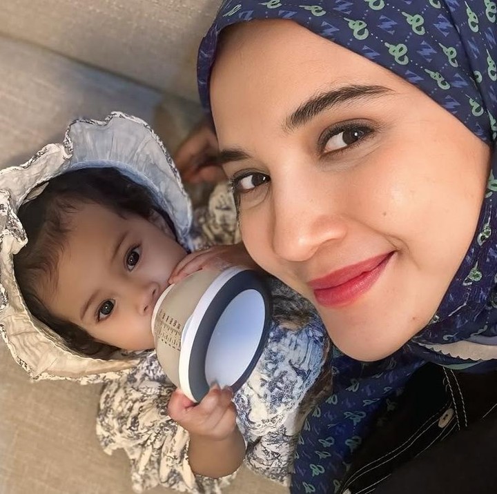 <p>Nah, pada Jumat (31/1/2025) ini, Zaskia pun mulai mengungkapkan bagaimana rupa menggemaskan dari putri kecilnya pada publik. Dalam akun Instagramnya, putri tertua Sungkar ini berpose begitu manis dengan Humaira. (Foto: Instagram @zaskiasungkar15)</p>