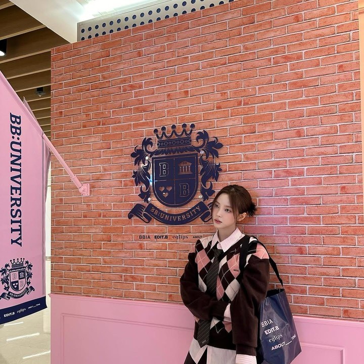 <p>Pada potret lainnya, Shin Su Hyun tampil <em>eye-catching</em> dalam outfit <em>playful</em> ini. Ia memadukan kemeja merah muda dengan sweater dan rok dengan warna yang <em>matching</em>. Penampilannya semakin bergaya berkat boots hitam yang ia pakai. (Foto: Instagram @xinsooo)</p>