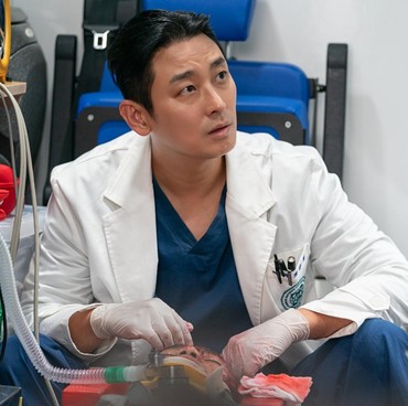 Penampilan Ju Ji Hoon di 'The Trauma Code: Heroes on Call' Bikin Saham Agensi Meroket