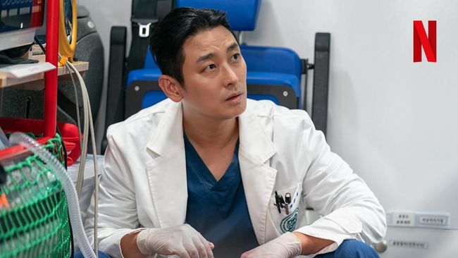 Penampilan Ju Ji Hoon di ‘The Trauma Code: Heroes on Call’ Bikin Saham Agensi Meroket