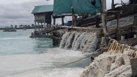 Pekerja menambang biji timah menggunakan ponton isap produksi di perairan Pantai Matras, Sungai Liat, Sinar Baru, Sungai Liat, Kabupaten Bangka, Kepulauan Bangka Belitung, Senin (27/1/2025). Kemenko Bidang Perekonomian menyatakan sekitar 800 ribu ton
