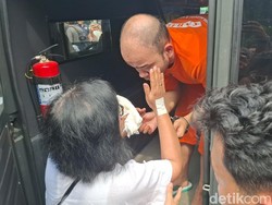 Farida Felix Menangis Hadiri Reka Ulang Kasus Satpam Dibunuh Putranya