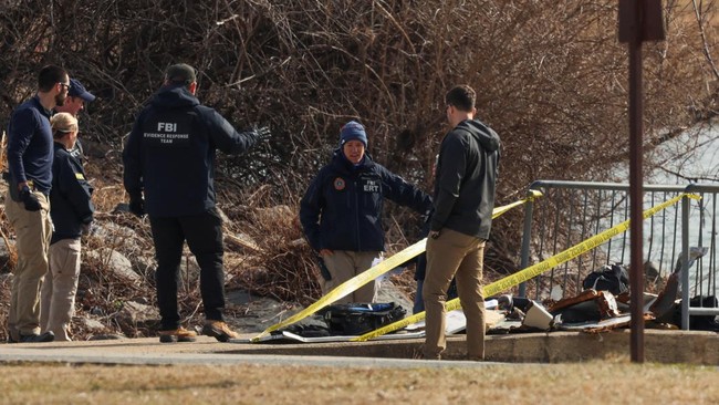 Karyawan Bandara Ronald Reagan Washington DC ditangkap karena diduga membocorkan video kecelakaan pesawat penumpang American Airlines dan helikopter Black Hawk.