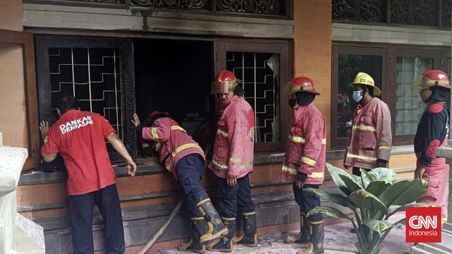 Kebakaran terjadi di ruangan humas gedung Dewan Perwakilan Rakyat Daerah (DPRD) Provinsi Bali.