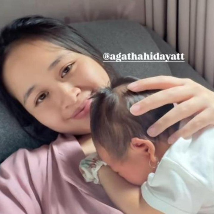 <p>Sejak melahirkan putrinya, Gritte Agatha aktif membagikan pengalaman barunya sebagai ibu. Ia juga menceritakan apa saja yang dia lalui pasca melahirkan sampai sekarang aktif memberikan ASI ekslusif ke Si Kecil. (Foto:@gritteagathaa)</p>