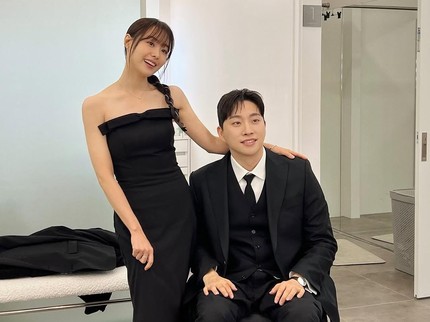 5 Potret Terbaru Artis Korea Song Ji Eun dan Suami, Kompak Hadiri Acara Penghargaan
