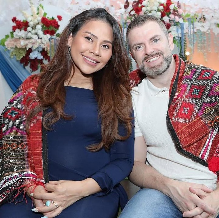 <p>Tak hanya gender reveal,Nana Ricardo dan Ryan juga baru saja melakukan tujuh bulanan dengan adat batak Mangulos Tond. Nana dan Ryan tampak begitu bahagia dan siap jadi orangtua setelah 16 tahun menunggu kehadiran Si Kecil. (Foto: @na2ricardo).</p>