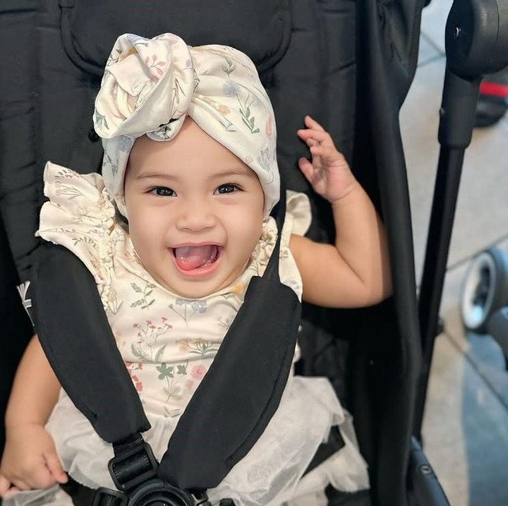 <p>Tak hanya matanya yang begitu bulat dan cantik, tawa manis dari Baby Humaira ini juga berhasil menyita perhatian netizen, lho. Banyak dari mereka yang memuji rupa teduh dari putri bungsu Zaskia dan Irwansyah ini! (Foto: Instagram @zaskiasungkar15)</p>
