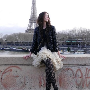 Tampil Bagai Boneka di Paris Fashion Week 2025, Baju Yoona SNSD Jadi Sorotan