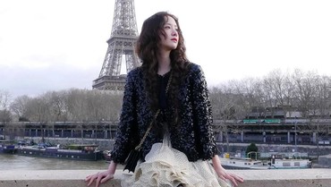 img-title Tampil Bagai Boneka di Paris Fashion Week 2025, Baju Yoona SNSD Jadi Sorotan