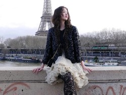 Tampil Bagai Boneka di Paris Fashion Week 2025, Baju Yoona SNSD Jadi Sorotan