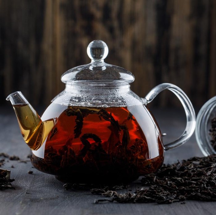 Teh hitam dikenal karena warnanya yang pekat dan rasanya yang kaya. Teh hitam mengalami proses fermentasi yang lebih lama daripada teh hijau yang berkontribusi pada rasanya yang kuat dan kandungan kafeinnya yang lebih tinggi.