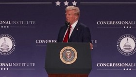 VIDEO:Pesawat dan Helikopter Tabrakan, Trump Salahkan Biden dan Obama